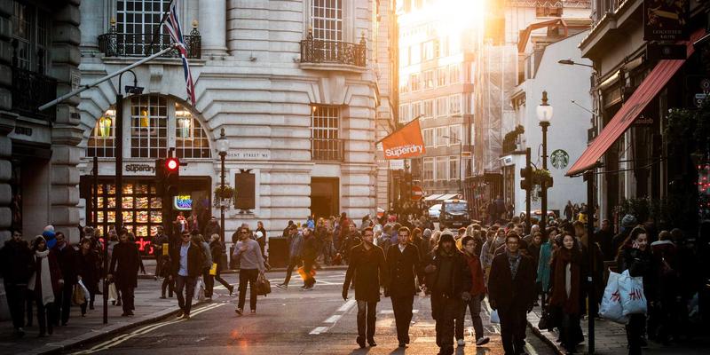 原创绘画收藏指南：科学保存与修复，守护藏品市场价值的艺术